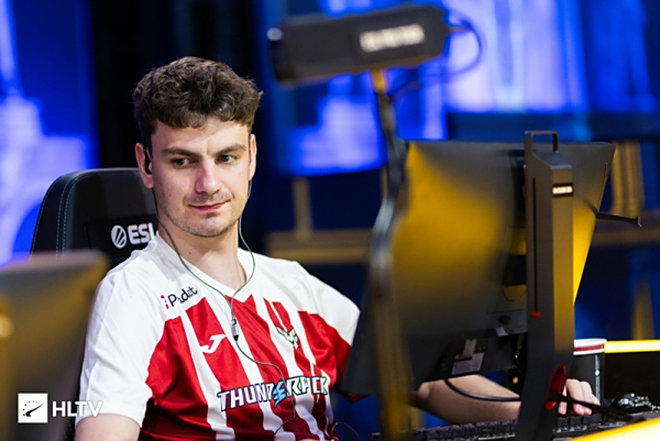 巨幕浮现照 巨幕浮现照